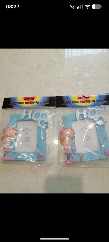 Lot de 2 cadres photos enfants.