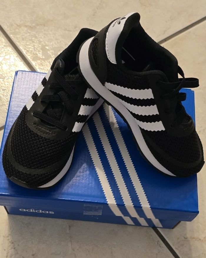 Neuves (non portées) 🏷😍🥰 superbes baskets ADIDAS unisex pointure 25.5 , lacets élastiques 😍🥰