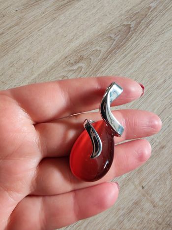 Pendentif élégant en métal argenté et goutte rouge en verre