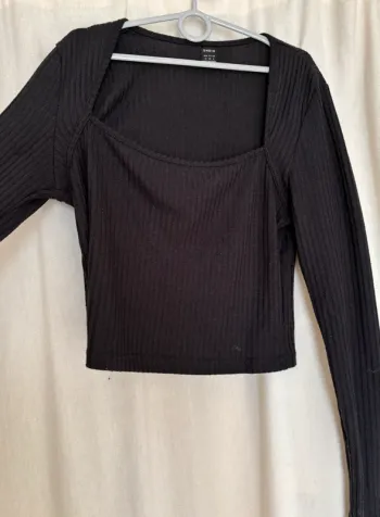 Petit pull noir côtelé à col carré