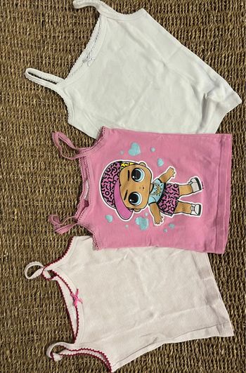 3 débardeurs fille 4/5 ans dont 1 LOL Surprise