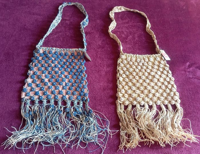 Deux magnifiques sacs à bandoulière avec boutons et franges Neufs Giada