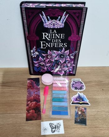 Box la reine des Enfers et ses goodies