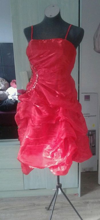 Robe rouge princesse volume
