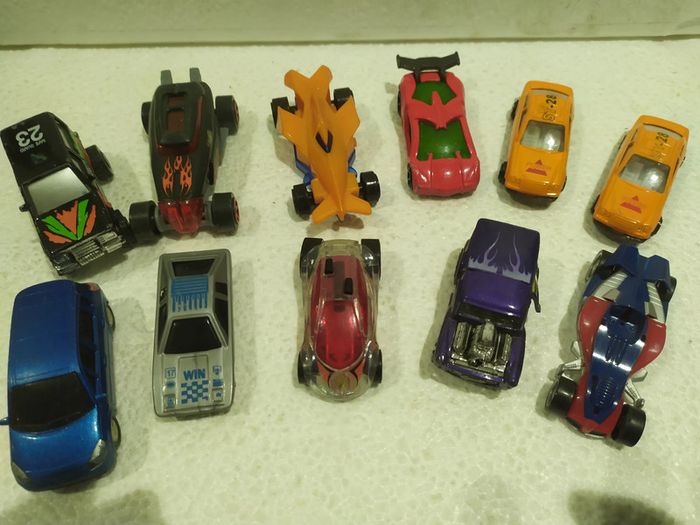 11 petites voitures  diverses et variées