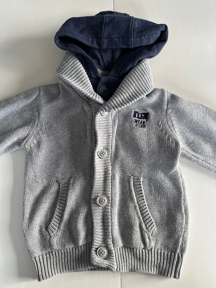 Gilet gris à boutonner et capuche 4 ans
