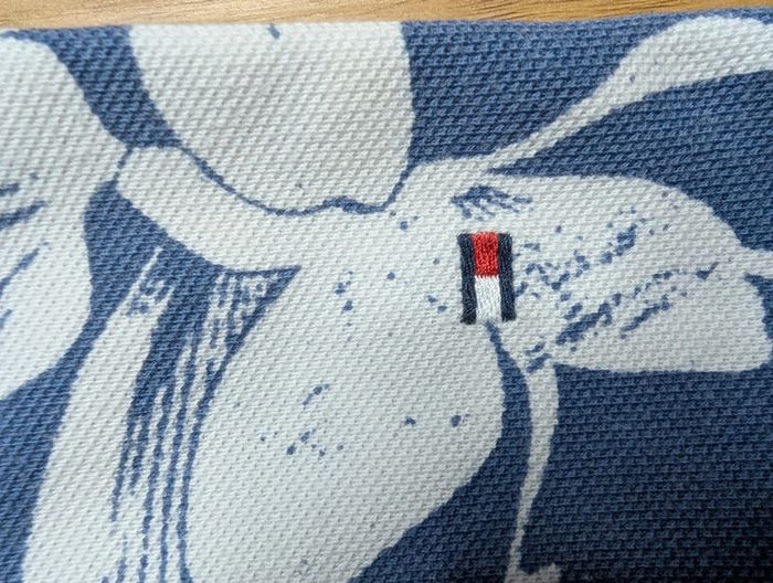 Polo Tommy Hilfiger bleu à motif floral blanc, taille M. - photo numéro 4