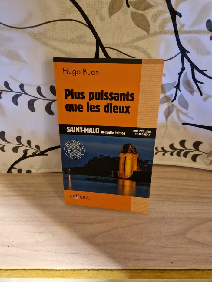 livre Plus Puissants Que Les Dieux - Buan Hugo en tres bon etat