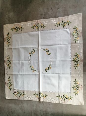 carré de table ou autre brodé