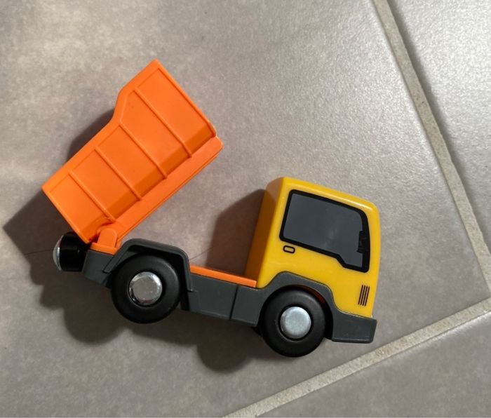 Jouet petit camion benne - photo numéro 2