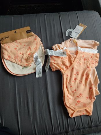 Lot bodies plus bavoir