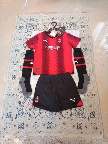 Tenue de foot Puma, équipe Milan AC taille 5/6 ans authentique neuf