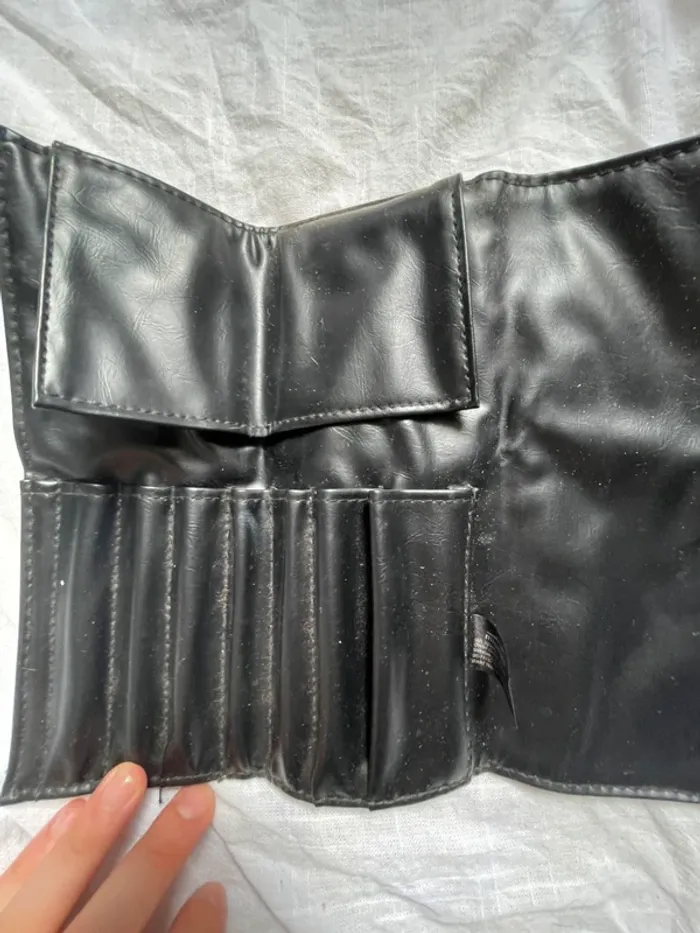 Pochette chic et pratique pour pinceaux de maquillage - photo numéro 2