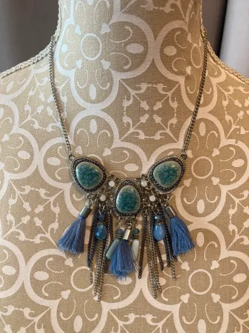 Collier à pompons