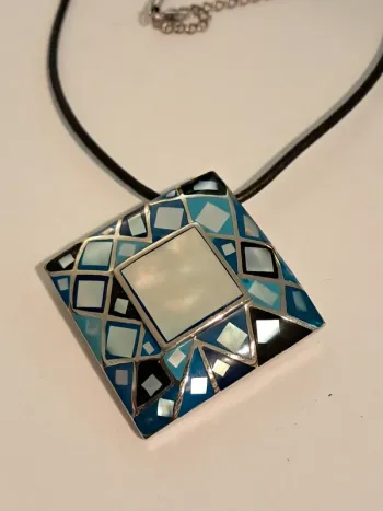 Grand pendentif en métal émail et nacre sur cordon