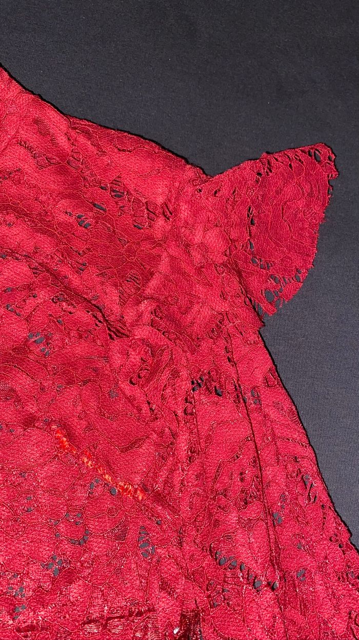 Robe rouge dentelle & sequins neuve – Taille S ✨ - photo numéro 2
