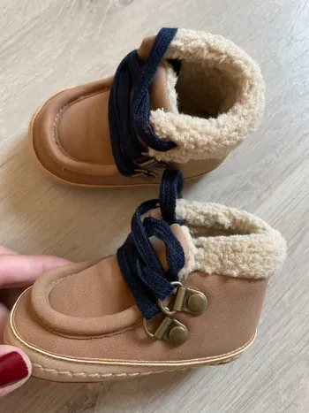 Bottines fourrées taille 19/20 NEUVES