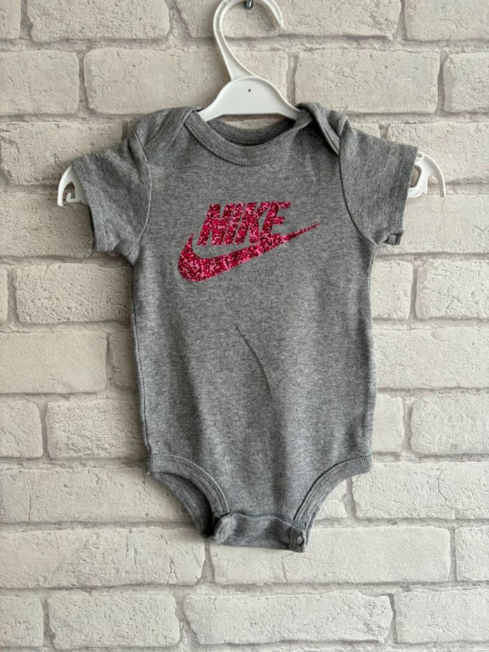 Body nike taille 6/12 mois