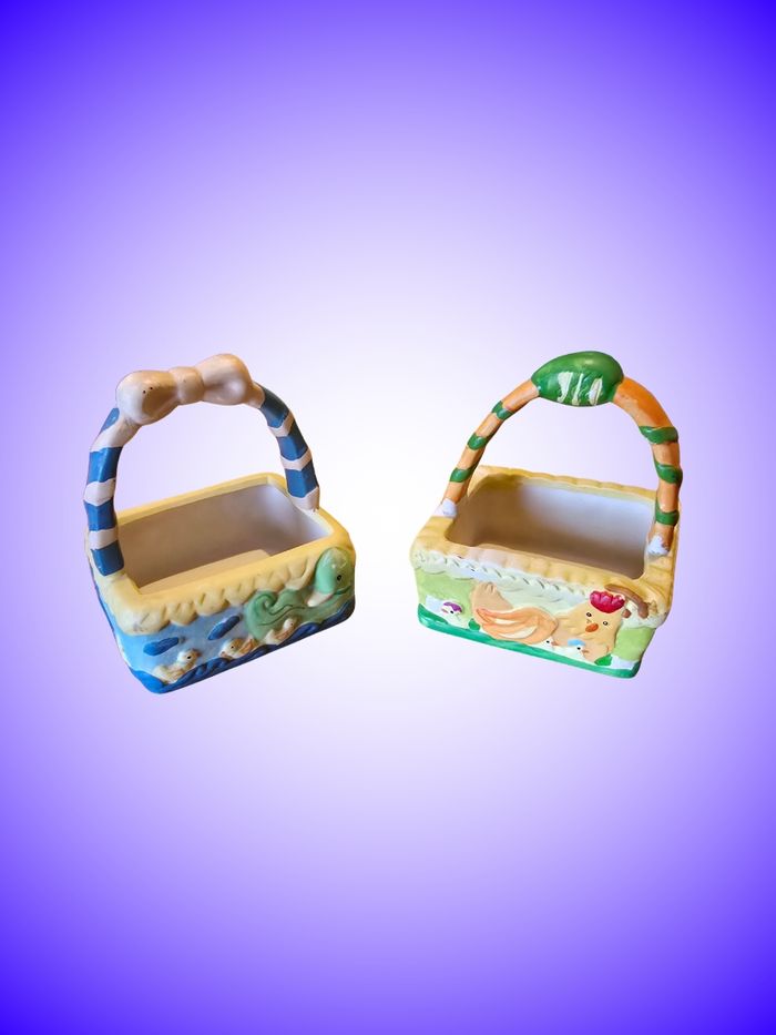 Lot de 2 Petits Paniers Décoratifs – Céramique Peinte Main – Thème Mer et Printemps – Bon État 
​ - photo numéro 2