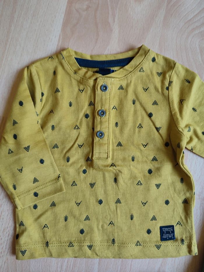 Lot tenue neuve pantalon léger + 2 t-shirts manches longues col tunisien Kiabi en 1M - photo numéro 7