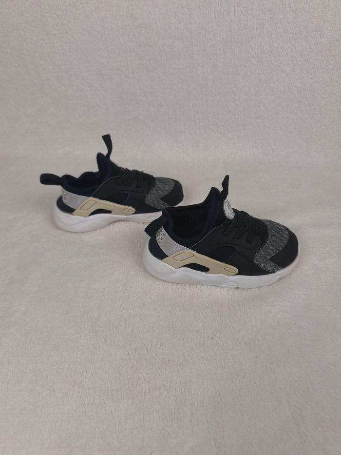 Baskets Nike Huarache Garçon pointure 25 - photo numéro 5