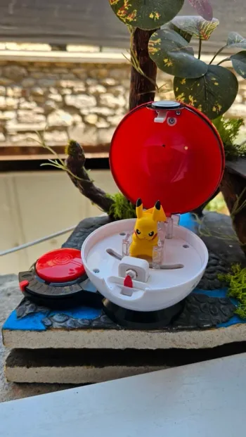 Super figurine Pokemon Nintendo pikachu avec ca pokeball