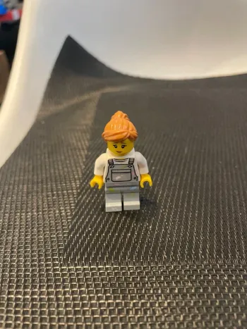 Lego mini figurine femme peintre en salopette cty0661 60134 parc minifigure officiel