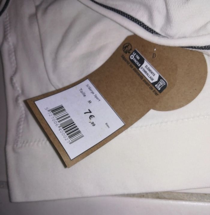 Brassière de sport blanche, taille M, neuve avec étiquette Brassière de sport blanche, taille M, neuve avec étiquette - photo numéro 3