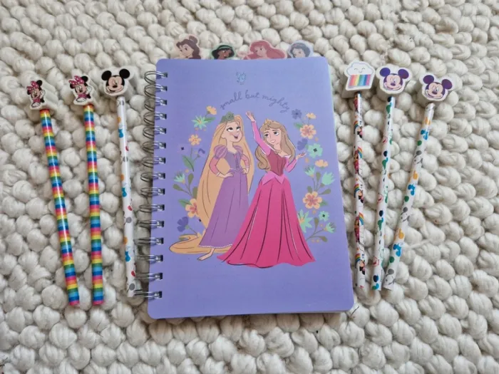 Lot 6 crayons à papier et Carnet Disney neufs