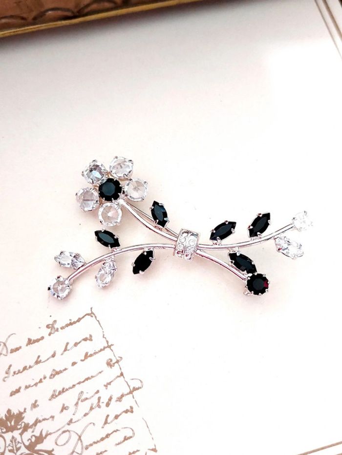 Magnifique broche vintage strass blanc et noir - photo numéro 5