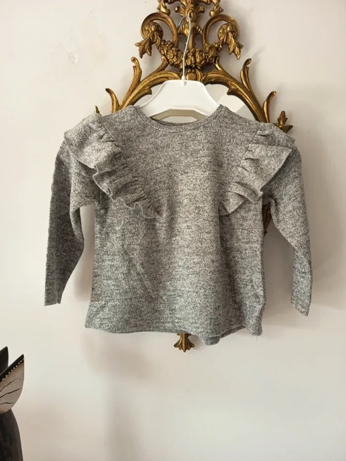 Pull maille fine avec volants épaules