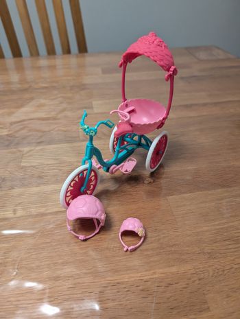 Vélo Enchantimals avec deux casques