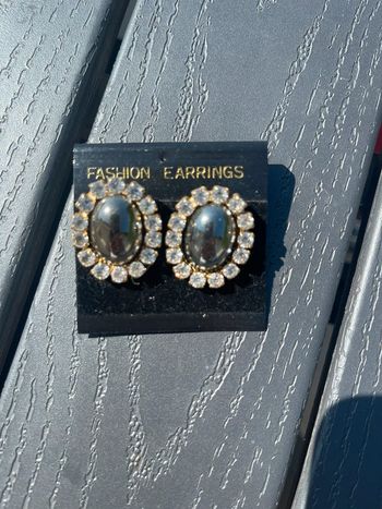 Boucles d'oreilles grises avec brillants