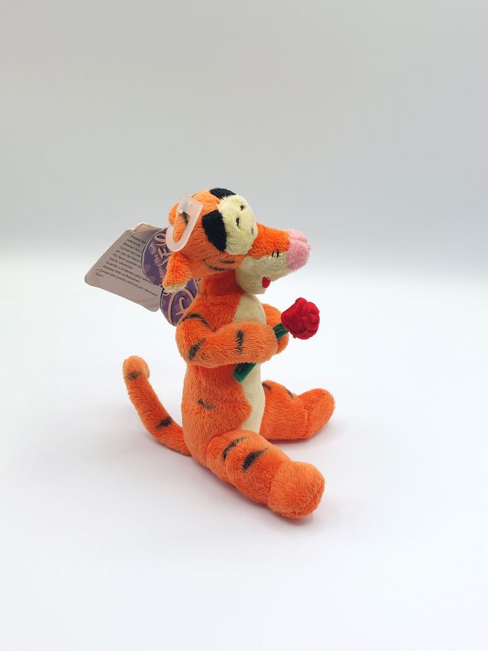 Peluche doudou tigre Tigrou avec une rose rouge DISNEY NICOTOY SIMBA 18 cm - photo numéro 4