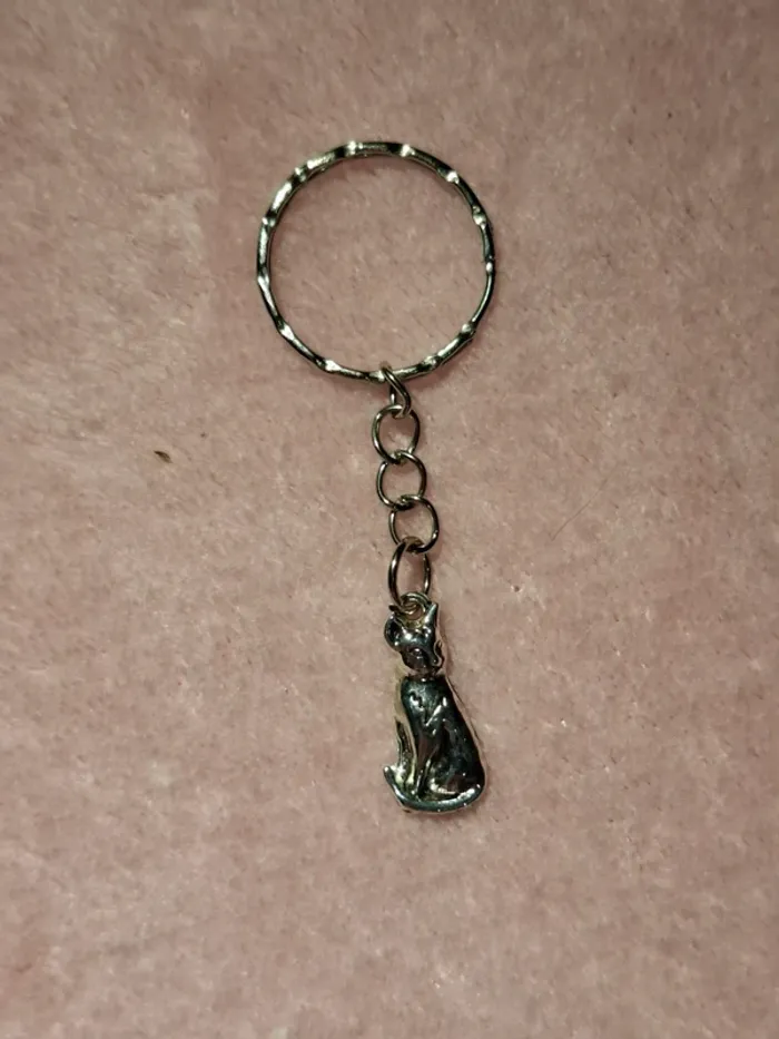 🐱 Porte-clés Chat Argenté – Look chic & discret