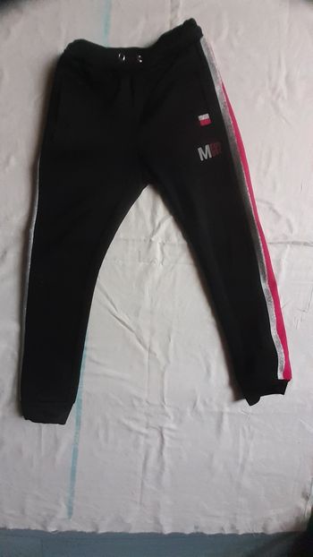 Pantalon jogging noir avec bandes fushia et argenté sur les 2 côtés