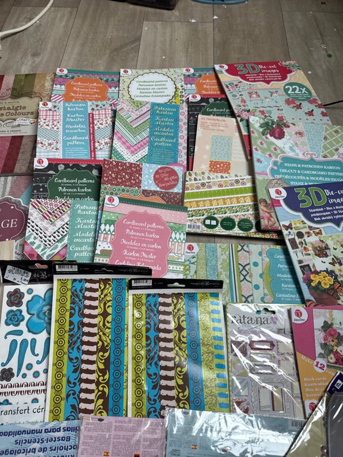 Gros lot de papiers scrapbooking pochoirs embellissements - photo numéro 9