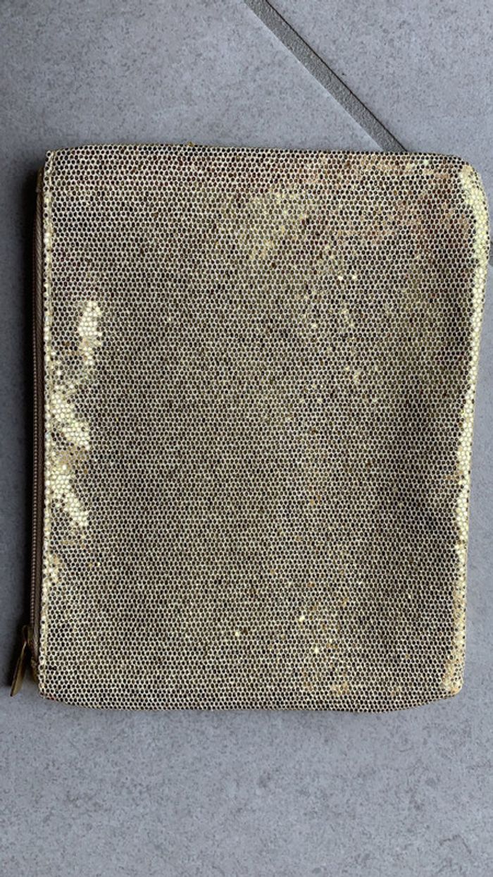 Petite pochette neuve dorée.