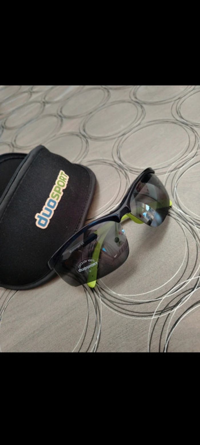 Lunettes de soleil complètement neuve