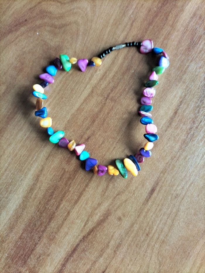 Collier ras de cou de perles nacrées multicolores 40cm de long