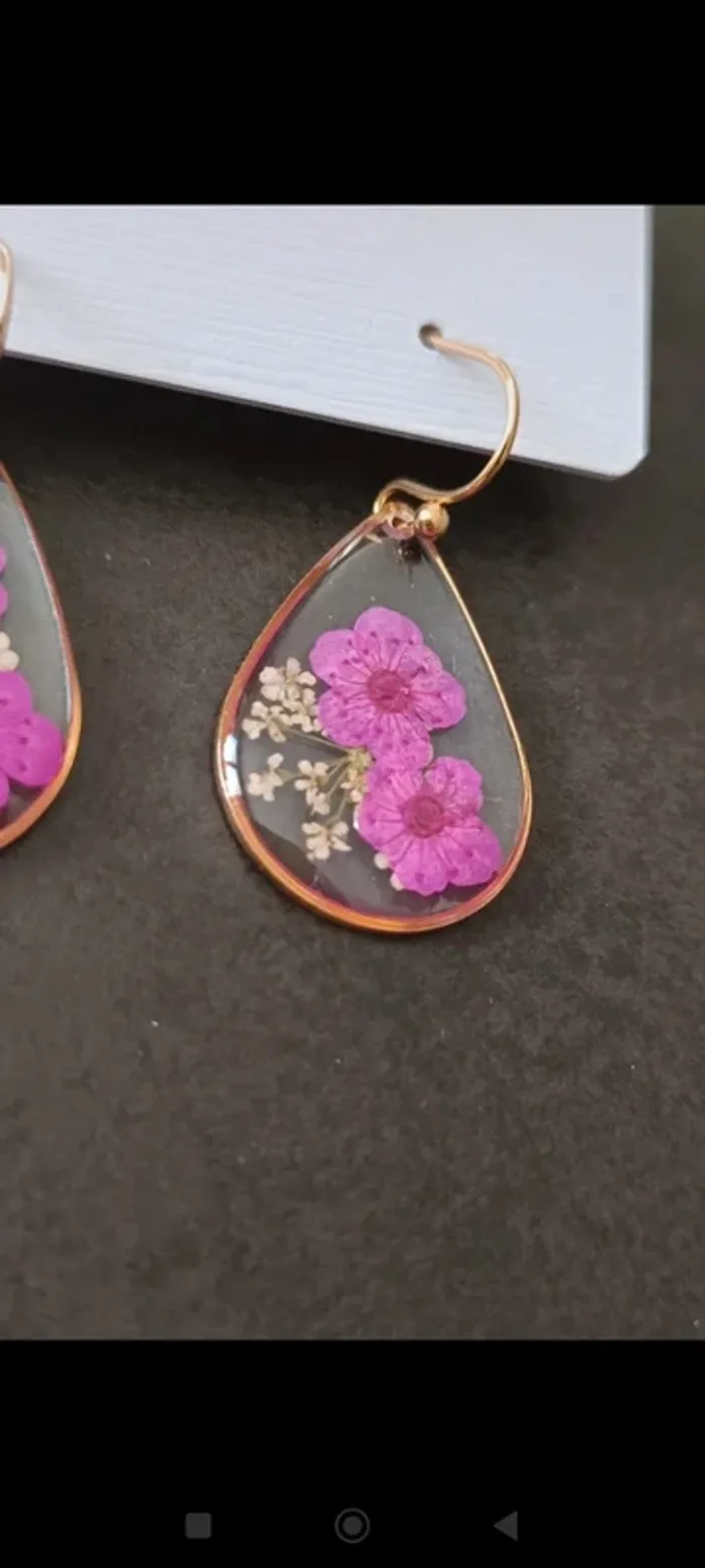 Boucles d'oreilles goutte résine fleurs roses - photo numéro 3