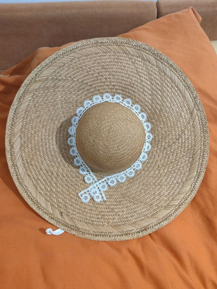 Grand chapeau de paille sombrero avec dentelle beige