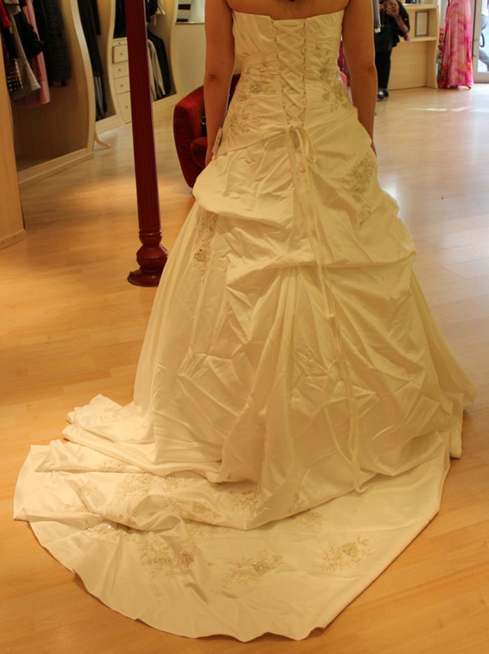 Robe de mariée ivoire + motifs argentés - photo numéro 4
