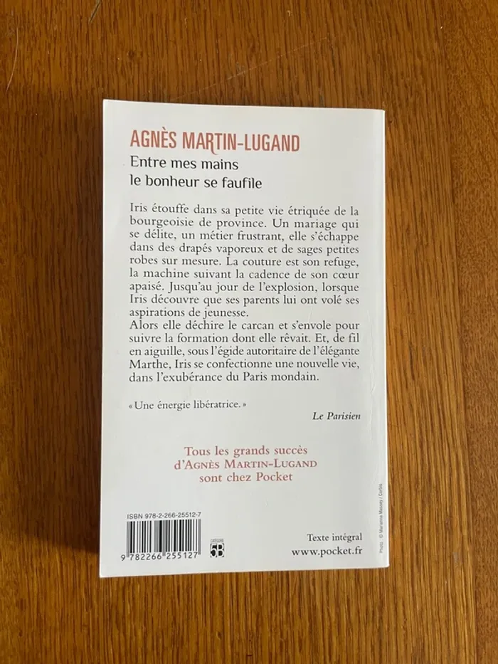 Livre entre mes mains le bonheur se faufile de Agnès Martin-lugand - photo numéro 2