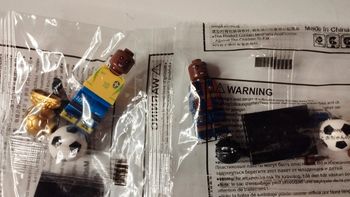 Lot 2 personnages football neufs type Lego Ronaldinho Brésil et Barcelone