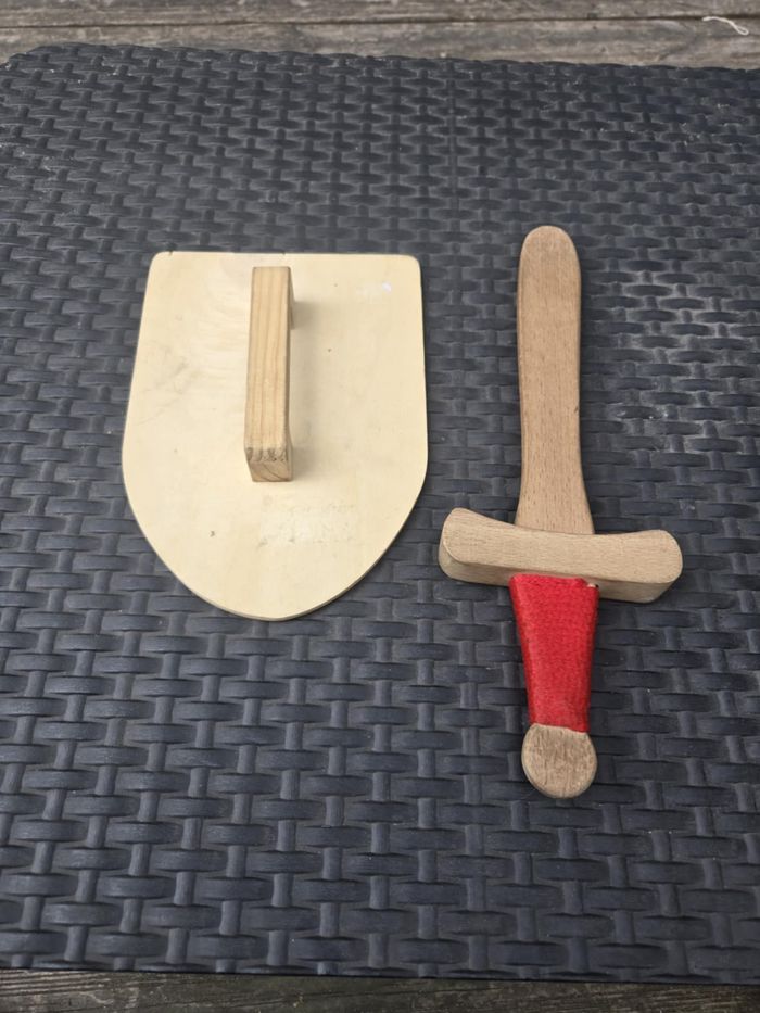 Epée rouge et bouclier en bois - photo numéro 2