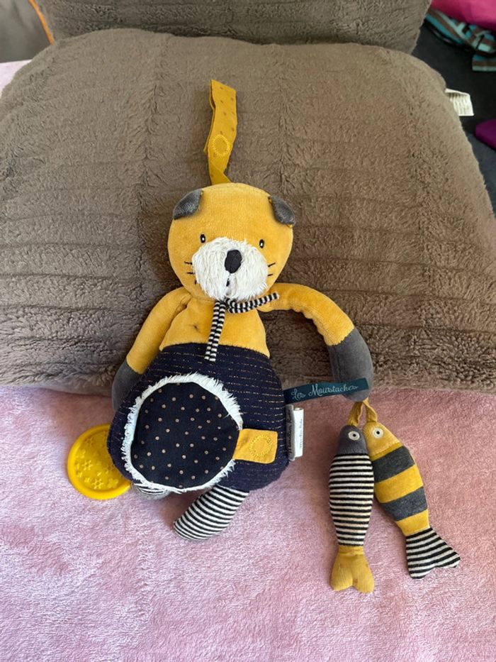 Doudou en peluche les Moustache Moulin Roty