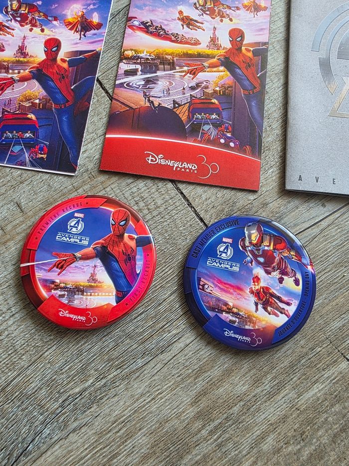 Lot goodies disney ouverture advengers campus : badge cast + guest plan dépliant disneyland paris - photo numéro 4
