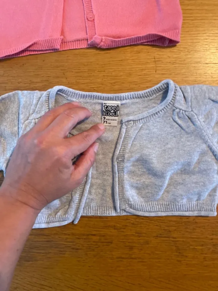 3 gilets fille 9 mois - photo numéro 2