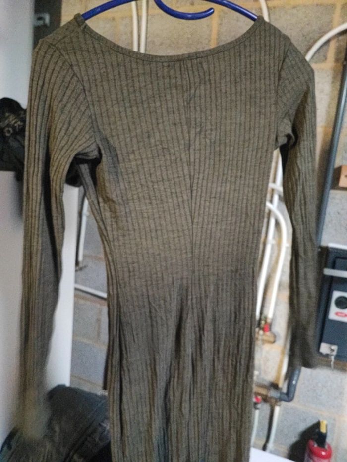 Robe Bershka XS kaki en excellent état - photo numéro 3